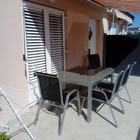 With One Bedroom , Mendula